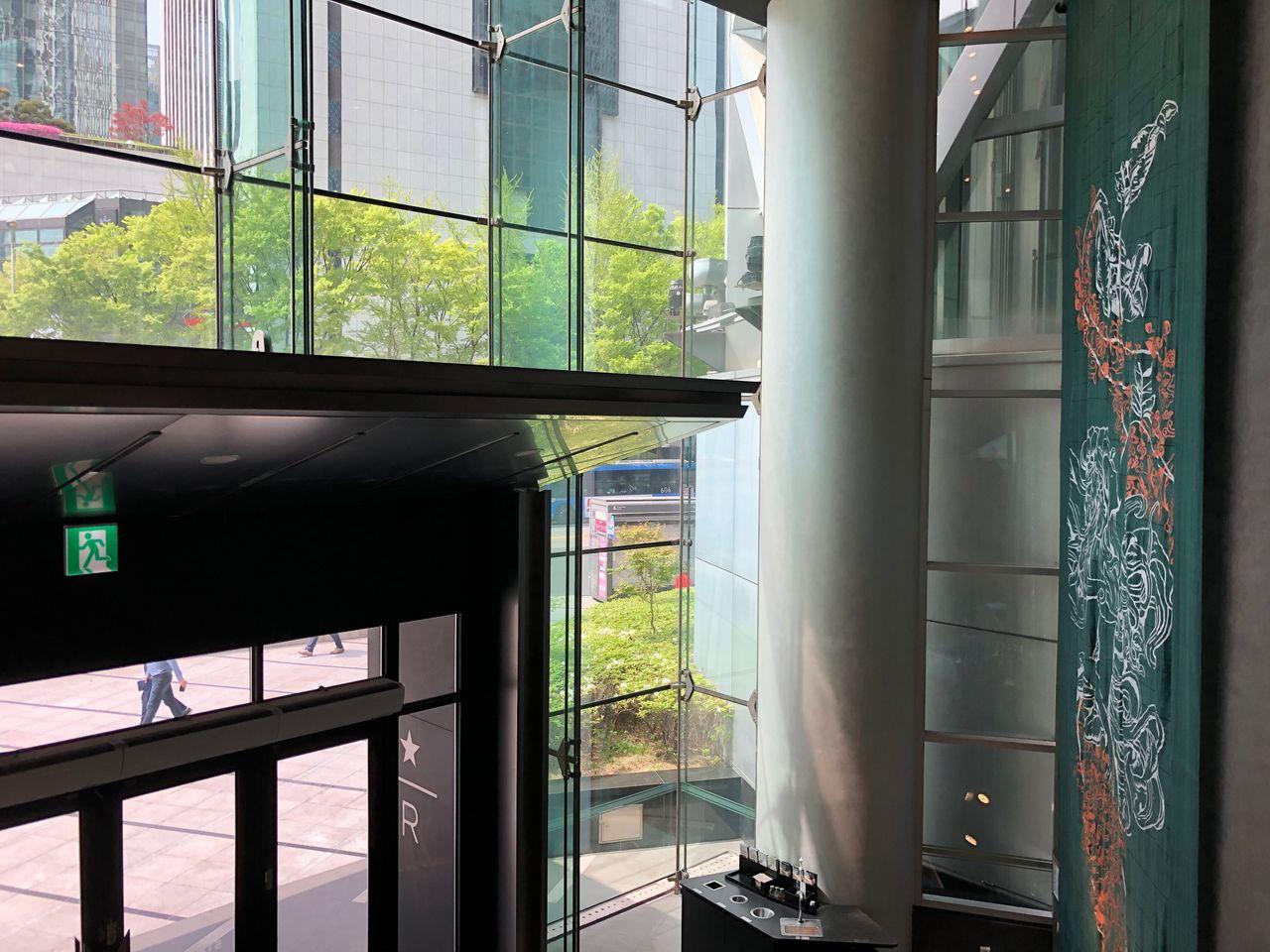 星巴克The鐘路店的咖啡吧檯，配備先進的咖啡設備和多樣產品。